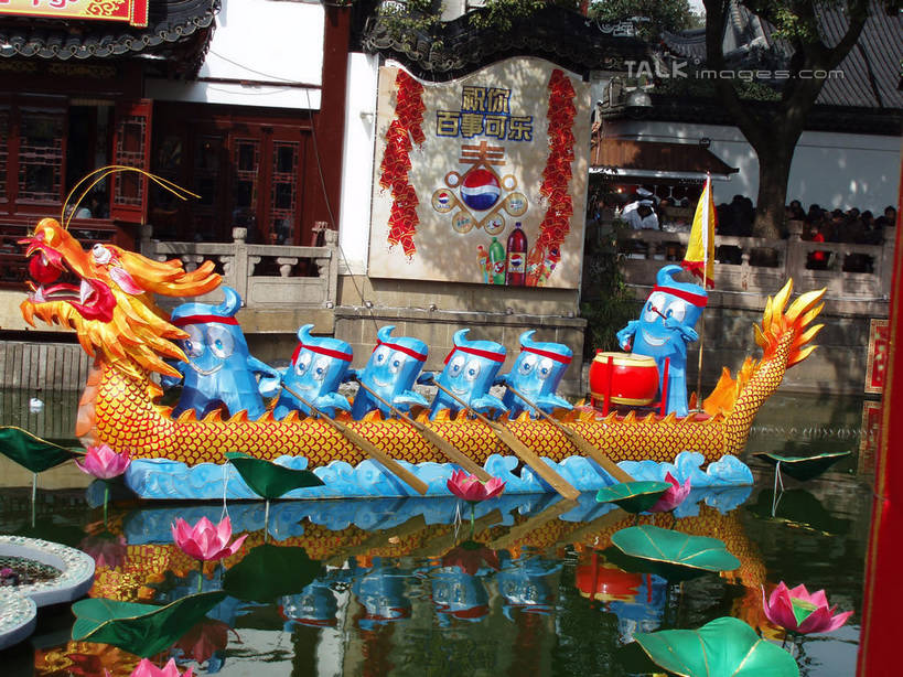 无人,横图,室外,白天,正面,旅游,度假,名胜古迹,植物,标志建筑,地标,建筑,船,照明,上海,中国,亚洲,阴影,遗迹,艺术,光线,彩灯,吉祥物,影子,池塘,水池,灯光,木船,古迹,文物,娱乐,建设,古建筑,灯,树,树木,绿色,倒影,阳光,自然,灯具,交通工具,城隍庙,享受,休闲,世博会,海宝,旅游胜地,放松,龙舟,花灯,灯会,生长,成长,希望,展览,照亮,申,愿望,倒映,舟,象征,照明设备,载具,代表,黄浦区,古文明,东亚,世界博览会,上海市,中华人民共和国,沪,华东地区,反照,老城隍庙,展览会,彩图,万国博览会,博览会,shslj1