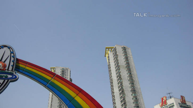 无人,游乐园,高楼大厦,横图,室外,白天,仰视,度假,美景,城市风光,标志建筑,城市,大厦,地标,建筑,摩天大楼,游乐场,上海,中国,亚洲,阴影,光线,影子,景观,娱乐,建设,蓝色,蓝天,天空,阳光,天,享受,休闲,景色,放松,锦江乐园,晴朗,申,东亚,闵行区,上海市,万里无云,中华人民共和国,沪,华东地区,乐园,主题公园,晴空,晴空万里,彩图,低角度拍摄,大楼,高层建筑,高楼,摩天楼,人造公园,主题乐园,shslj1