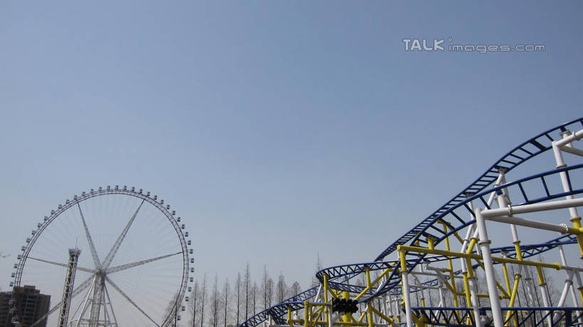 无人,游乐园,横图,室外,白天,仰视,度假,游戏,美景,植物,城市风光,城市,游乐场,上海,中国,亚洲,阴影,曲折,弯曲,光线,影子,景观,摩天轮,玩,娱乐,过山车,树,树木,蓝色,绿色,蓝天,天空,阳光,自然,天,享受,休闲,景色,放松,游乐设施,云霄飞车,锦江乐园,蜿蜒,生长,晴朗,成长,活动,申,发泄,消遣,智力,东亚,闵行区,上海市,万里无云,费里斯大转轮,中华人民共和国,沪,华东地区,宣泄,乐园,主题公园,滑落,游艺设施,爬升,倒转,晴空,晴空万里,玩耍,嬉戏,彩图,低角度拍摄,人造公园,主题乐园,shslj1