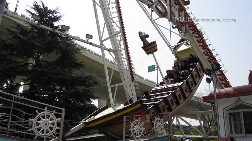 无人,游乐园,横图,室外,白天,仰视,度假,游戏,美景,植物,城市风光,城市,道路,路,游乐场,公路,上海,中国,亚洲,景观,高架,交通,玩,娱乐,树,树木,蓝色,绿色,蓝天,天空,自然,天,享受,休闲,景色,放松,游乐设施,锦江乐园,海盗船,生长,晴朗,成长,活动,申,发泄,消遣,智力,高架桥,东亚,闵行区,上海市,高架道路,跨线桥,万里无云,中华人民共和国,沪,华东地区,宣泄,乐园,主题公园,游艺设施,晴空,晴空万里,玩耍,嬉戏,彩图,低角度拍摄,人造公园,主题乐园,shslj1