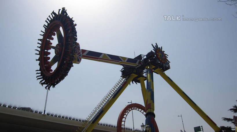 东方人,游乐园,坐,横图,室外,白天,仰视,度假,游戏,美景,植物,城市风光,城市,道路,路,游乐场,公路,上海,中国,亚洲,行人,游客,游人,阴影,服装,光线,影子,景观,高架,交通,许多人,玩,休闲装,黄种人,娱乐,路人,旅客,刺激,树,树木,衣服,蓝色,绿色,蓝天,天空,阳光,自然,天,一群人,享受,休闲,休闲服,景色,放松,服饰,锦江乐园,生长,晴朗,成长,申,发泄,消遣,高架桥,东亚,闵行区,上海市,高架道路,跨线桥,万里无云,中华人民共和国,沪,华东地区,超级大摆锤,大摆锤,宣泄,乐园,主题公园,游乐项目,过客,男人,男性,年轻男性,年轻女性,女人,女性,亚洲人,晴空,晴空万里,玩耍,嬉戏,坐着,彩图,低角度拍摄,全身,人造公园,主题乐园,shslj1