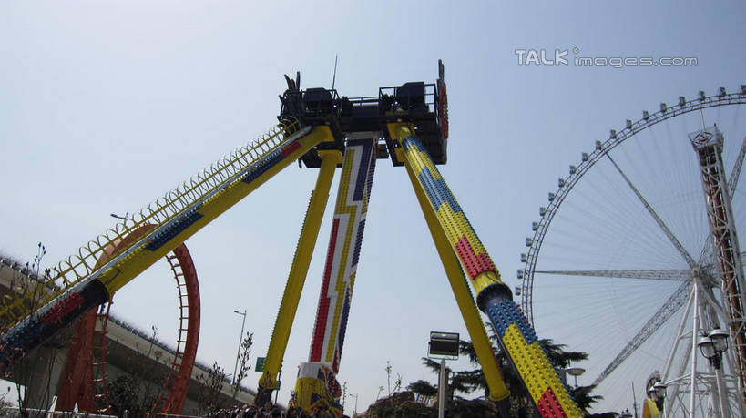 东方人,游乐园,坐,横图,室外,白天,仰视,度假,游戏,美景,植物,城市风光,城市,道路,路,游乐场,公路,上海,中国,亚洲,行人,游客,游人,阴影,服装,光线,影子,景观,高架,摩天轮,交通,许多人,玩,休闲装,黄种人,娱乐,路人,旅客,刺激,树,树木,衣服,蓝色,绿色,蓝天,天空,阳光,自然,天,一群人,享受,休闲,休闲服,景色,放松,服饰,锦江乐园,生长,晴朗,成长,申,发泄,消遣,高架桥,东亚,闵行区,上海市,高架道路,跨线桥,万里无云,费里斯大转轮,中华人民共和国,沪,华东地区,超级大摆锤,大摆锤,宣泄,乐园,主题公园,游乐项目,过客,男人,男性,年轻男性,年轻女性,女人,女性,亚洲人,晴空,晴空万里,玩耍,嬉戏,坐着,彩图,低角度拍摄,全身,人造公园,主题乐园,shslj1