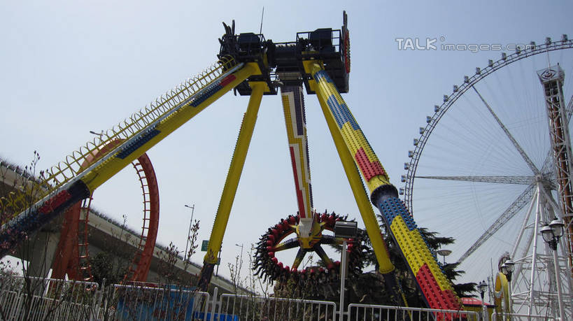 东方人,游乐园,坐,横图,室外,白天,仰视,度假,游戏,美景,植物,城市风光,城市,道路,路,游乐场,公路,上海,中国,亚洲,行人,游客,游人,阴影,服装,光线,影子,景观,高架,摩天轮,交通,许多人,玩,休闲装,黄种人,娱乐,路人,旅客,刺激,树,树木,衣服,蓝色,绿色,蓝天,天空,阳光,自然,天,一群人,享受,休闲,休闲服,景色,放松,服饰,锦江乐园,生长,晴朗,成长,申,发泄,消遣,高架桥,东亚,闵行区,上海市,高架道路,跨线桥,万里无云,费里斯大转轮,中华人民共和国,沪,华东地区,超级大摆锤,大摆锤,宣泄,乐园,主题公园,游乐项目,过客,男人,男性,年轻男性,年轻女性,女人,女性,亚洲人,晴空,晴空万里,玩耍,嬉戏,坐着,彩图,低角度拍摄,全身,人造公园,主题乐园,shslj1