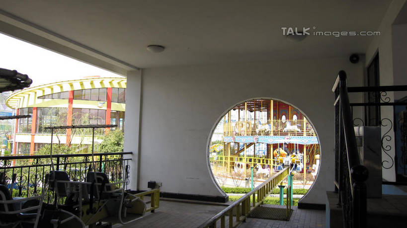 无人,游乐园,栏杆,横图,室内,白天,正面,度假,游戏,美景,植物,城市风光,城市,游乐场,上海,中国,亚洲,墙,景观,围栏,玩,娱乐,护栏,墙壁,墙面,树,树木,绿色,自然,享受,休闲,景色,放松,游乐设施,锦江乐园,生长,成长,活动,申,发泄,消遣,智力,东亚,闵行区,上海市,中华人民共和国,沪,华东地区,宣泄,乐园,主题公园,游艺设施,玩耍,嬉戏,彩图,人造公园,主题乐园,shslj1