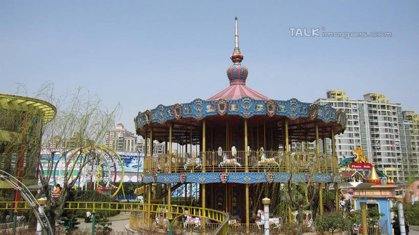 无人,游乐园,家,高楼大厦,横图,室外,白天,正面,度假,游戏,美景,植物,城市风光,城市,大厦,建筑,摩天大楼,游乐场,上海,中国,亚洲,阴影,光线,影子,房屋,屋子,景观,公寓,玩,娱乐,洋房,楼房,住宅,树,树木,蓝色,绿色,蓝天,天空,阳光,自然,楼宇,天,享受,休闲,旋转木马,景色,放松,游乐设施,锦江乐园,生长,晴朗,成长,活动,申,发泄,消遣,智力,木马,东亚,闵行区,上海市,万里无云,中华人民共和国,沪,华东地区,宣泄,乐园,主题公园,游艺设施,晴空,晴空万里,玩耍,嬉戏,彩图,房子,大楼,高层建筑,高楼,摩天楼,人造公园,主题乐园,shslj1