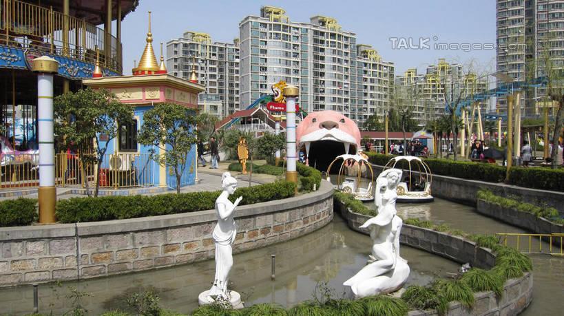 无人,游乐园,家,高楼大厦,横图,室外,白天,正面,度假,游戏,美景,植物,城市风光,城市,大厦,建筑,摩天大楼,游乐场,雕塑,上海,中国,亚洲,阴影,艺术,装饰,光线,雕刻,雕像,影子,房屋,屋子,景观,公寓,玩,娱乐,洋房,楼房,住宅,树,树木,蓝色,绿色,蓝天,天空,阳光,自然,工艺品,楼宇,天,享受,休闲,旋转木马,景色,放松,游乐设施,锦江乐园,生长,晴朗,成长,活动,纪念,美术,申,发泄,消遣,智力,木马,主题,陈列,东亚,闵行区,上海市,万里无云,中华人民共和国,沪,华东地区,功能,美学,宣泄,乐园,主题公园,游艺设施,晴空,晴空万里,玩耍,嬉戏,彩图,房子,大楼,高层建筑,高楼,摩天楼,人造公园,主题乐园,shslj1