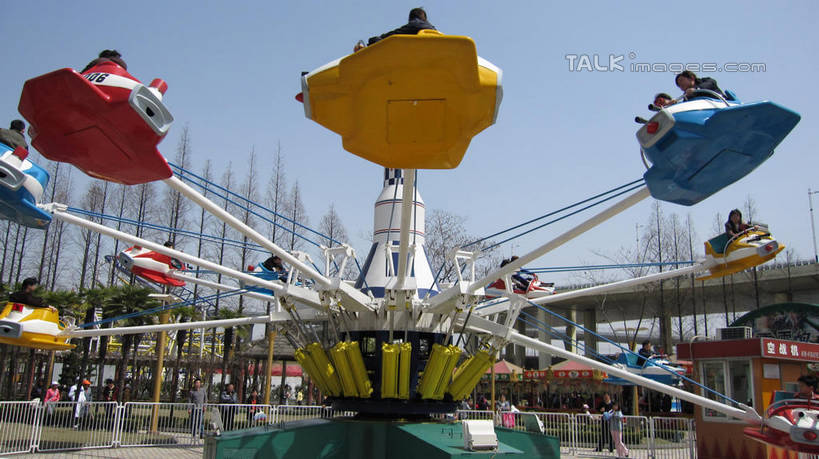 东方人,游乐园,坐,横图,室外,白天,仰视,度假,游戏,美景,植物,城市风光,城市,道路,路,游乐场,公路,上海,中国,亚洲,行人,游客,游人,阴影,服装,光线,影子,景观,高架,交通,许多人,玩,休闲装,黄种人,娱乐,路人,旅客,树,树木,衣服,蓝色,绿色,蓝天,天空,阳光,自然,天,一群人,享受,休闲,休闲服,景色,放松,服饰,游乐设施,锦江乐园,生长,晴朗,成长,活动,申,发泄,消遣,智力,高架桥,东亚,闵行区,上海市,高架道路,跨线桥,万里无云,中华人民共和国,沪,华东地区,宣泄,乐园,主题公园,游艺设施,过客,男人,男性,年轻男性,年轻女性,女人,女性,亚洲人,晴空,晴空万里,玩耍,嬉戏,坐着,半身,彩图,低角度拍摄,人造公园,主题乐园,shslj1