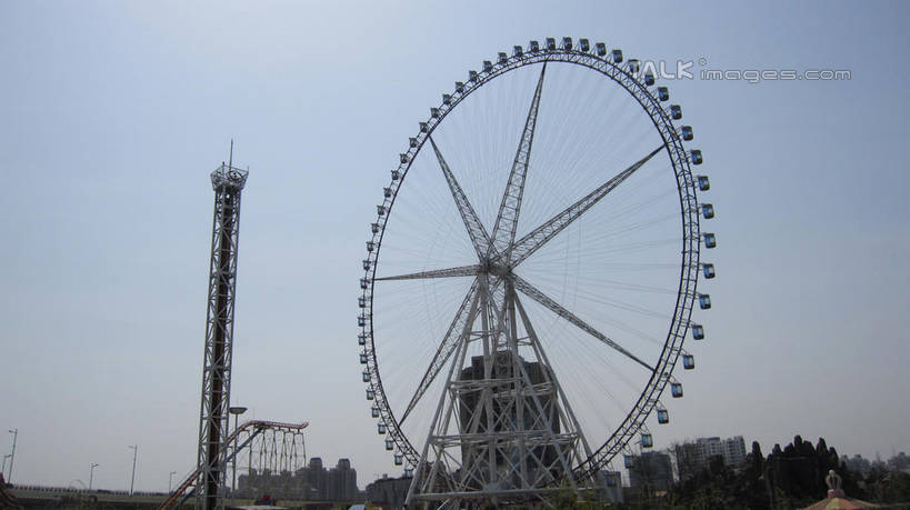 无人,游乐园,横图,室外,白天,仰视,度假,游戏,美景,植物,城市风光,城市,游乐场,上海,中国,亚洲,阴影,光线,影子,景观,摩天轮,玩,娱乐,树,树木,蓝色,绿色,蓝天,天空,阳光,自然,天,享受,休闲,景色,放松,游乐设施,跳楼机,锦江乐园,生长,晴朗,成长,活动,申,发泄,消遣,智力,下降,降落,东亚,闵行区,上海市,万里无云,费里斯大转轮,中华人民共和国,沪,华东地区,宣泄,乐园,主题公园,滑落,游艺设施,降低,爬升,下跌,下落,晴空,晴空万里,玩耍,嬉戏,彩图,低角度拍摄,人造公园,主题乐园,shslj1