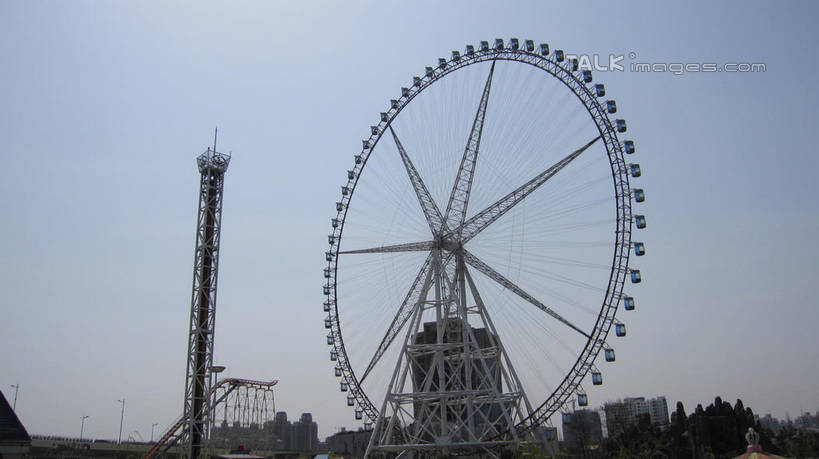 无人,游乐园,横图,室外,白天,仰视,度假,游戏,美景,植物,城市风光,城市,游乐场,上海,中国,亚洲,阴影,光线,影子,景观,摩天轮,玩,娱乐,树,树木,蓝色,绿色,蓝天,天空,阳光,自然,天,享受,休闲,景色,放松,游乐设施,跳楼机,锦江乐园,生长,晴朗,成长,活动,申,发泄,消遣,智力,下降,降落,东亚,闵行区,上海市,万里无云,费里斯大转轮,中华人民共和国,沪,华东地区,宣泄,乐园,主题公园,滑落,游艺设施,降低,爬升,下跌,下落,晴空,晴空万里,玩耍,嬉戏,彩图,低角度拍摄,人造公园,主题乐园,shslj1