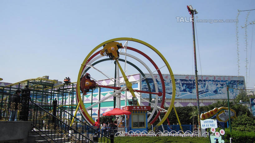 无人,游乐园,横图,室外,白天,仰视,度假,游戏,美景,植物,城市风光,城市,路灯,游乐场,照明,上海,中国,亚洲,阴影,光线,影子,景观,灯光,玩,娱乐,灯,树,树木,蓝色,绿色,蓝天,天空,阳光,自然,天,享受,休闲,景色,放松,游乐设施,锦江乐园,生长,晴朗,成长,活动,照亮,申,照明设备,发泄,消遣,智力,东亚,闵行区,上海市,万里无云,中华人民共和国,沪,华东地区,宣泄,乐园,主题公园,游艺设施,晴空,晴空万里,玩耍,嬉戏,彩图,低角度拍摄,人造公园,主题乐园,shslj1