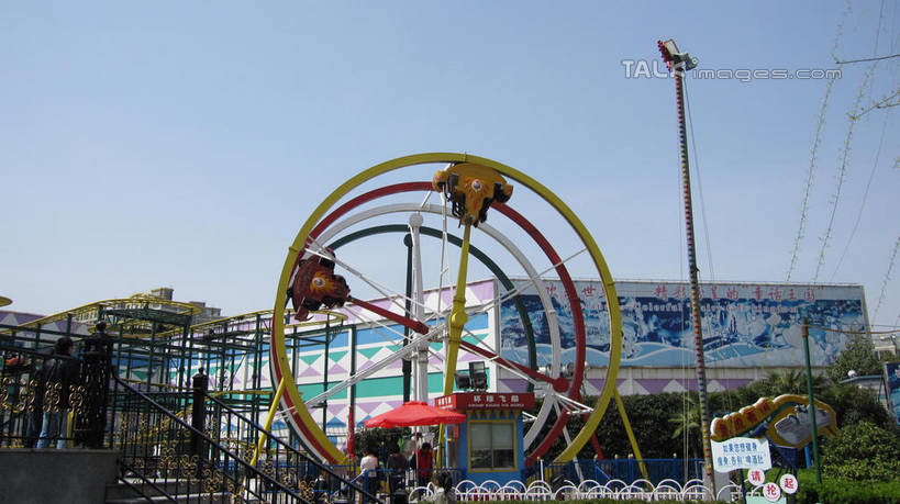 无人,游乐园,横图,室外,白天,仰视,度假,游戏,美景,植物,城市风光,城市,路灯,游乐场,照明,上海,中国,亚洲,阴影,光线,影子,景观,灯光,玩,娱乐,灯,树,树木,蓝色,绿色,蓝天,天空,阳光,自然,天,享受,休闲,景色,放松,游乐设施,锦江乐园,生长,晴朗,成长,活动,照亮,申,照明设备,发泄,消遣,智力,东亚,闵行区,上海市,万里无云,中华人民共和国,沪,华东地区,宣泄,乐园,主题公园,游艺设施,晴空,晴空万里,玩耍,嬉戏,彩图,低角度拍摄,人造公园,主题乐园,shslj1