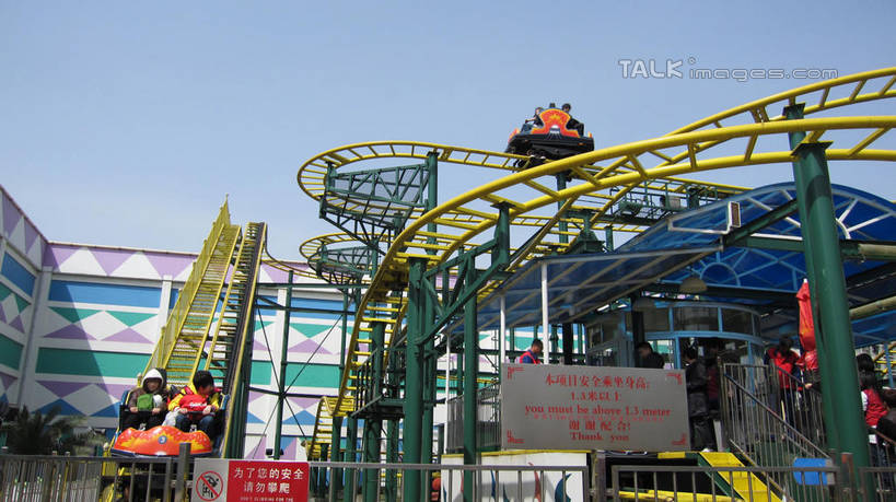 无人,游乐园,横图,室外,白天,仰视,度假,游戏,美景,植物,城市风光,城市,游乐场,上海,中国,亚洲,阴影,光线,影子,景观,玩,娱乐,树,树木,蓝色,绿色,蓝天,天空,阳光,自然,天,享受,休闲,景色,放松,游乐设施,锦江乐园,生长,晴朗,成长,活动,申,发泄,消遣,智力,东亚,闵行区,上海市,万里无云,中华人民共和国,沪,华东地区,宣泄,乐园,主题公园,游艺设施,晴空,晴空万里,玩耍,嬉戏,彩图,低角度拍摄,人造公园,主题乐园,shslj1