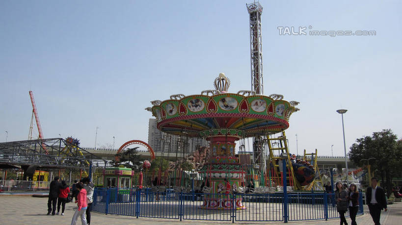 东方人,游乐园,走,横图,室外,白天,仰视,度假,游戏,美景,植物,城市风光,城市,游乐场,上海,中国,亚洲,行人,游客,游人,阴影,服装,光线,影子,景观,许多人,玩,休闲装,黄种人,娱乐,路人,旅客,树,树木,衣服,蓝色,绿色,蓝天,天空,阳光,自然,天,一群人,享受,休闲,休闲服,景色,放松,服饰,游乐设施,锦江乐园,旋转飞椅,生长,晴朗,成长,活动,申,发泄,消遣,智力,东亚,闵行区,上海市,万里无云,中华人民共和国,沪,华东地区,宣泄,乐园,主题公园,游艺设施,过客,飓风飞椅,旋转秋千,男人,男性,年轻男性,年轻女性,女人,女性,亚洲人,晴空,晴空万里,步行,散步,玩耍,嬉戏,走路,半身,彩图,低角度拍摄,人造公园,主题乐园,shslj1