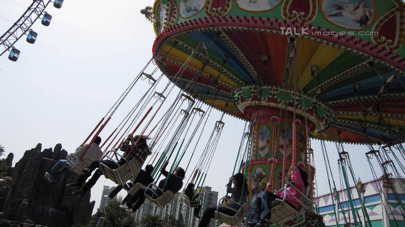 东方人,游乐园,坐,横图,室外,白天,仰视,度假,游戏,美景,植物,城市风光,城市,游乐场,上海,中国,亚洲,行人,游客,游人,服装,景观,摩天轮,许多人,玩,休闲装,黄种人,娱乐,路人,旅客,树,树木,衣服,绿色,天空,自然,天,一群人,享受,休闲,休闲服,景色,放松,服饰,游乐设施,锦江乐园,旋转飞椅,生长,成长,活动,申,发泄,消遣,智力,东亚,闵行区,上海市,费里斯大转轮,中华人民共和国,沪,华东地区,宣泄,乐园,主题公园,游艺设施,过客,飓风飞椅,旋转秋千,男人,男性,年轻男性,年轻女性,女人,女性,亚洲人,玩耍,嬉戏,坐着,半身,彩图,低角度拍摄,人造公园,主题乐园,shslj1