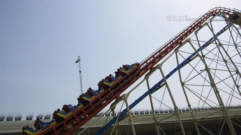 东方人,坐,横图,室外,白天,仰视,度假,游戏,美景,城市风光,城市,道路,路,公路,上海,中国,亚洲,行人,游客,游人,阴影,服装,曲折,弯曲,光线,影子,景观,高架,交通,许多人,玩,休闲装,黄种人,娱乐,路人,旅客,过山车,衣服,蓝色,蓝天,天空,阳光,天,一群人,享受,休闲,休闲服,景色,放松,服饰,游乐设施,云霄飞车,锦江乐园,蜿蜒,晴朗,活动,申,发泄,消遣,智力,高架桥,东亚,闵行区,上海市,高架道路,跨线桥,万里无云,中华人民共和国,沪,华东地区,宣泄,滑落,游艺设施,爬升,倒转,过客,男人,男性,年轻男性,年轻女性,女人,女性,亚洲人,晴空,晴空万里,玩耍,嬉戏,坐着,半身,彩图,低角度拍摄,shslj1