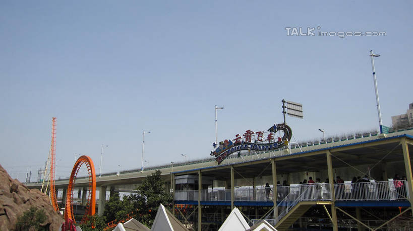 无人,游乐园,横图,室外,白天,仰视,度假,游戏,美景,植物,城市风光,城市,道路,路,路灯,游乐场,公路,照明,上海,中国,亚洲,阴影,曲折,弯曲,光线,影子,景观,高架,灯光,交通,玩,娱乐,过山车,灯,树,树木,蓝色,绿色,蓝天,天空,阳光,自然,天,享受,休闲,景色,放松,游乐设施,云霄飞车,锦江乐园,蜿蜒,生长,晴朗,成长,活动,照亮,申,照明设备,发泄,消遣,智力,高架桥,东亚,闵行区,上海市,高架道路,跨线桥,万里无云,中华人民共和国,沪,华东地区,宣泄,乐园,主题公园,滑落,游艺设施,爬升,倒转,晴空,晴空万里,玩耍,嬉戏,彩图,低角度拍摄,人造公园,主题乐园,shslj1