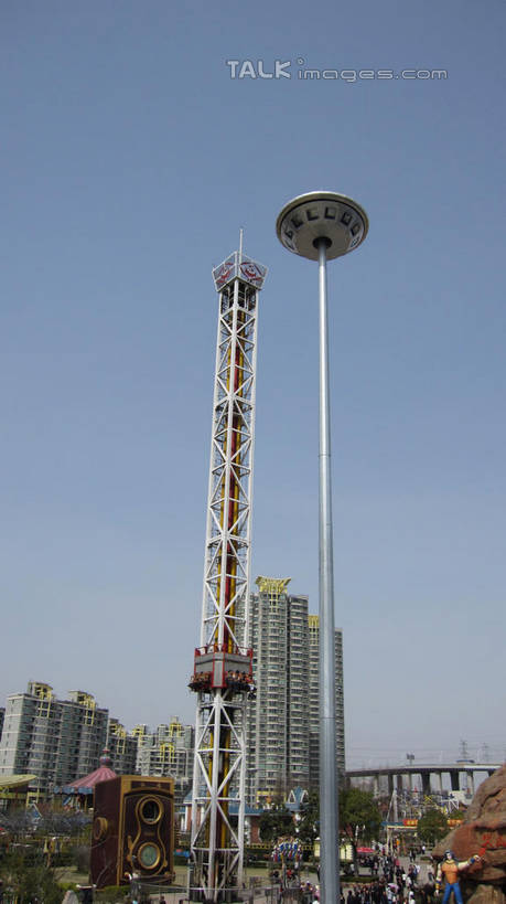 无人,游乐园,高楼大厦,竖图,室外,白天,仰视,度假,游戏,美景,植物,城市风光,城市,大厦,建筑,路灯,摩天大楼,游乐场,照明,上海,中国,亚洲,阴影,光线,影子,景观,灯光,玩,娱乐,灯,树,树木,蓝色,绿色,蓝天,天空,阳光,自然,楼宇,天,享受,休闲,景色,放松,游乐设施,跳楼机,锦江乐园,生长,晴朗,成长,活动,照亮,申,照明设备,发泄,消遣,智力,下降,降落,东亚,闵行区,上海市,万里无云,中华人民共和国,沪,华东地区,宣泄,乐园,主题公园,滑落,游艺设施,降低,爬升,下跌,下落,晴空,晴空万里,玩耍,嬉戏,彩图,低角度拍摄,大楼,高层建筑,高楼,摩天楼,人造公园,主题乐园,shslj1