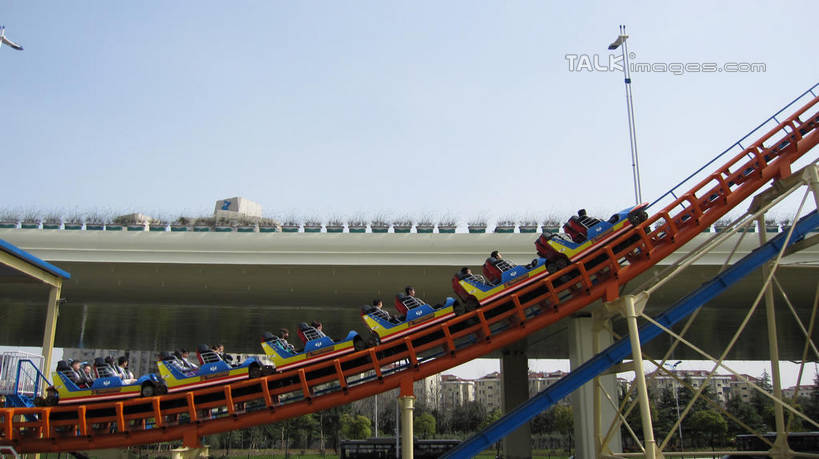 东方人,坐,横图,室外,白天,仰视,度假,游戏,美景,城市风光,城市,道路,路,公路,上海,中国,亚洲,行人,游客,游人,阴影,服装,曲折,弯曲,光线,影子,景观,高架,交通,许多人,玩,休闲装,黄种人,娱乐,路人,旅客,过山车,衣服,蓝色,蓝天,天空,阳光,天,一群人,享受,休闲,休闲服,景色,放松,服饰,游乐设施,云霄飞车,锦江乐园,蜿蜒,晴朗,活动,申,发泄,消遣,智力,高架桥,东亚,闵行区,上海市,高架道路,跨线桥,万里无云,中华人民共和国,沪,华东地区,宣泄,滑落,游艺设施,爬升,倒转,过客,男人,男性,年轻男性,年轻女性,女人,女性,亚洲人,晴空,晴空万里,玩耍,嬉戏,坐着,半身,彩图,低角度拍摄,shslj1