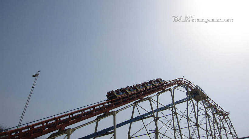 无人,游乐园,横图,室外,白天,仰视,度假,游戏,美景,城市风光,城市,游乐场,上海,中国,亚洲,阴影,曲折,弯曲,光线,影子,景观,玩,娱乐,过山车,蓝色,蓝天,天空,阳光,天,享受,休闲,景色,放松,游乐设施,云霄飞车,锦江乐园,蜿蜒,晴朗,活动,申,发泄,消遣,智力,东亚,闵行区,上海市,万里无云,中华人民共和国,沪,华东地区,宣泄,乐园,主题公园,滑落,游艺设施,爬升,倒转,晴空,晴空万里,玩耍,嬉戏,彩图,低角度拍摄,人造公园,主题乐园,shslj1