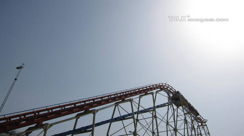 无人,游乐园,横图,室外,白天,仰视,度假,游戏,美景,城市风光,城市,游乐场,上海,中国,亚洲,阴影,曲折,弯曲,光线,影子,景观,玩,娱乐,过山车,蓝色,蓝天,天空,阳光,天,享受,休闲,景色,放松,游乐设施,云霄飞车,锦江乐园,蜿蜒,晴朗,活动,申,发泄,消遣,智力,东亚,闵行区,上海市,万里无云,中华人民共和国,沪,华东地区,宣泄,乐园,主题公园,滑落,游艺设施,爬升,倒转,晴空,晴空万里,玩耍,嬉戏,彩图,低角度拍摄,人造公园,主题乐园,shslj1