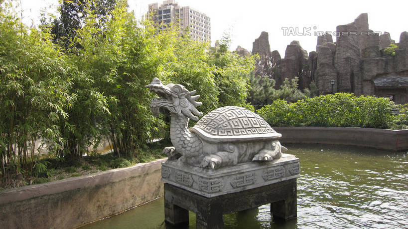 无人,游乐园,横图,室外,白天,正面,度假,成功,河流,石头,美景,山,水,植物,城市风光,城市,游乐场,雕塑,上海,中国,亚洲,阴影,艺术,装饰,光线,龙,雕刻,雕像,石子,影子,手工艺品,河水,景观,山峰,水流,山峦,文化,娱乐,石雕,树,树木,绿色,阳光,自然,工艺品,享受,休闲,假山,景色,放松,锦江乐园,生长,成长,纪念,美术,申,高雅,高贵,主题,图腾,传说,陈列,东亚,闵行区,上海市,中华人民共和国,沪,华东地区,功能,美学,自信心,品位,祥瑞,灵兽,权势,尊荣,乐园,主题公园,幸运,石块,岩石,彩图,人造公园,主题乐园,小山,shslj1