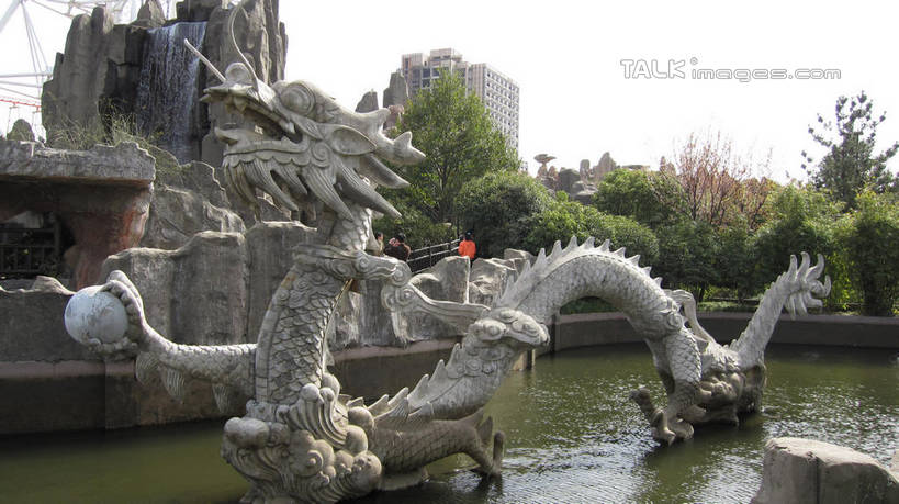 无人,游乐园,横图,室外,白天,仰视,度假,成功,河流,石头,美景,山,水,植物,城市风光,城市,游乐场,雕塑,上海,中国,亚洲,阴影,艺术,装饰,光线,龙,雕刻,雕像,石子,影子,手工艺品,河水,景观,山峰,水流,山峦,文化,娱乐,石雕,树,树木,蓝色,绿色,蓝天,天空,阳光,自然,工艺品,天,享受,休闲,假山,景色,放松,锦江乐园,生长,晴朗,成长,纪念,美术,申,高雅,高贵,主题,图腾,传说,陈列,东亚,闵行区,上海市,万里无云,中华人民共和国,沪,华东地区,功能,美学,自信心,品位,祥瑞,灵兽,权势,尊荣,乐园,主题公园,幸运,石块,岩石,晴空,晴空万里,彩图,低角度拍摄,人造公园,主题乐园,小山,shslj1