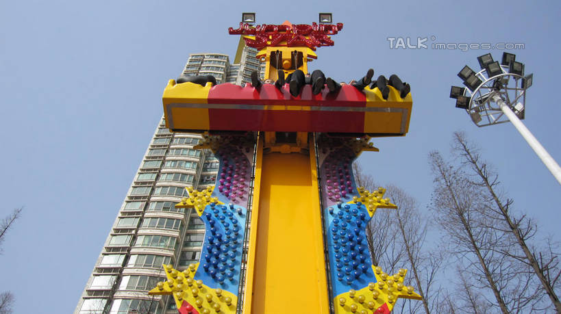 东方人,游乐园,高楼大厦,坐,横图,室外,白天,仰视,度假,游戏,美景,植物,城市风光,城市,大厦,建筑,路灯,摩天大楼,游乐场,照明,上海,中国,亚洲,行人,游客,游人,阴影,服装,光线,影子,景观,灯光,许多人,玩,休闲装,黄种人,娱乐,路人,旅客,灯,树,树木,衣服,蓝色,绿色,蓝天,天空,阳光,自然,楼宇,天,一群人,享受,休闲,休闲服,景色,放松,服饰,游乐设施,锦江乐园,生长,晴朗,成长,活动,照亮,申,照明设备,发泄,消遣,智力,东亚,闵行区,上海市,万里无云,中华人民共和国,沪,华东地区,宣泄,乐园,主题公园,游艺设施,过客,男人,男性,年轻男性,年轻女性,女人,女性,亚洲人,晴空,晴空万里,玩耍,嬉戏,坐着,半身,彩图,低角度拍摄,大楼,高层建筑,高楼,摩天楼,人造公园,主题乐园,shslj1