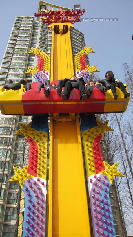 东方人,游乐园,高楼大厦,坐,竖图,室外,白天,仰视,度假,游戏,美景,植物,城市风光,城市,大厦,建筑,摩天大楼,游乐场,上海,中国,亚洲,行人,游客,游人,阴影,服装,光线,影子,景观,许多人,玩,休闲装,黄种人,娱乐,路人,旅客,树,树木,衣服,蓝色,绿色,蓝天,天空,阳光,自然,楼宇,天,一群人,享受,休闲,休闲服,景色,放松,服饰,游乐设施,锦江乐园,生长,晴朗,成长,活动,申,发泄,消遣,智力,东亚,闵行区,上海市,万里无云,中华人民共和国,沪,华东地区,宣泄,乐园,主题公园,游艺设施,过客,男人,男性,年轻男性,年轻女性,女人,女性,亚洲人,晴空,晴空万里,玩耍,嬉戏,坐着,半身,彩图,低角度拍摄,大楼,高层建筑,高楼,摩天楼,人造公园,主题乐园,shslj1