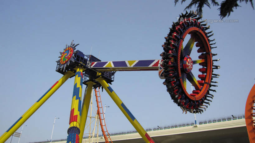 东方人,游乐园,坐,横图,室外,白天,仰视,度假,游戏,美景,植物,城市风光,城市,道路,路,游乐场,公路,上海,中国,亚洲,行人,游客,游人,阴影,服装,光线,影子,景观,高架,交通,许多人,玩,休闲装,黄种人,娱乐,路人,旅客,刺激,树,树木,衣服,蓝色,绿色,蓝天,天空,阳光,自然,天,一群人,享受,休闲,休闲服,景色,放松,服饰,游乐设施,锦江乐园,生长,晴朗,成长,活动,申,发泄,消遣,智力,高架桥,东亚,闵行区,上海市,高架道路,跨线桥,万里无云,中华人民共和国,沪,华东地区,超级大摆锤,大摆锤,宣泄,乐园,主题公园,游艺设施,游乐项目,过客,男人,男性,年轻男性,年轻女性,女人,女性,亚洲人,晴空,晴空万里,玩耍,嬉戏,坐着,彩图,低角度拍摄,全身,人造公园,主题乐园,shslj1