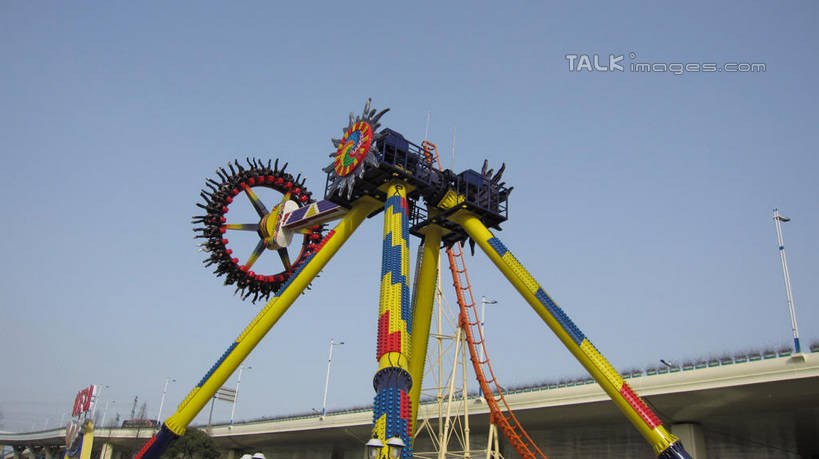 东方人,游乐园,坐,横图,室外,白天,仰视,度假,游戏,美景,城市风光,城市,道路,路,游乐场,公路,上海,中国,亚洲,行人,游客,游人,阴影,服装,光线,影子,景观,高架,交通,许多人,玩,休闲装,黄种人,娱乐,路人,旅客,刺激,衣服,蓝色,蓝天,天空,阳光,天,一群人,享受,休闲,休闲服,景色,放松,服饰,游乐设施,锦江乐园,晴朗,活动,申,发泄,消遣,智力,高架桥,东亚,闵行区,上海市,高架道路,跨线桥,万里无云,中华人民共和国,沪,华东地区,超级大摆锤,大摆锤,宣泄,乐园,主题公园,游艺设施,游乐项目,过客,男人,男性,年轻男性,年轻女性,女人,女性,亚洲人,晴空,晴空万里,玩耍,嬉戏,坐着,彩图,低角度拍摄,全身,人造公园,主题乐园,shslj1