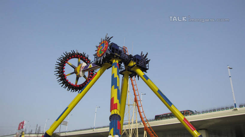 东方人,游乐园,坐,横图,室外,白天,仰视,度假,游戏,美景,城市风光,城市,道路,路,游乐场,公路,上海,中国,亚洲,行人,游客,游人,阴影,服装,光线,影子,景观,高架,交通,许多人,玩,休闲装,黄种人,娱乐,路人,旅客,刺激,衣服,蓝色,蓝天,天空,阳光,天,一群人,享受,休闲,休闲服,景色,放松,服饰,游乐设施,锦江乐园,晴朗,活动,申,发泄,消遣,智力,高架桥,东亚,闵行区,上海市,高架道路,跨线桥,万里无云,中华人民共和国,沪,华东地区,超级大摆锤,大摆锤,宣泄,乐园,主题公园,游艺设施,游乐项目,过客,男人,男性,年轻男性,年轻女性,女人,女性,亚洲人,晴空,晴空万里,玩耍,嬉戏,坐着,彩图,低角度拍摄,全身,人造公园,主题乐园,shslj1