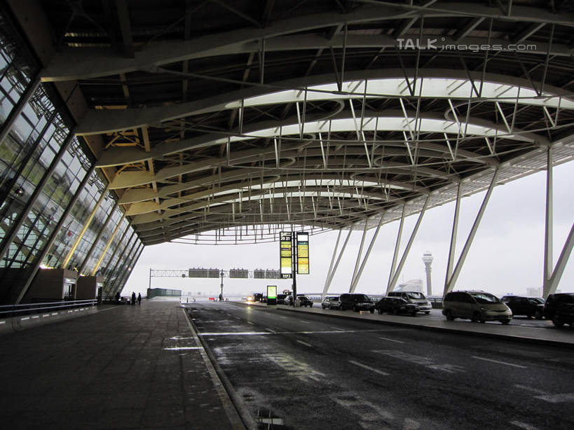 无人,机场,横图,室内,白天,正面,道路,飞机场,路,指示牌,公路,汽车,一排,整齐,标志,路标,分界线,停车线,交通,标识,候机厅,路牌,车,排列,交通工具,轿车,车行道,车行道分界线,队列,载具,标线,候机室,车行线,待机室,航空站,空港,马路,彩图,shslj1