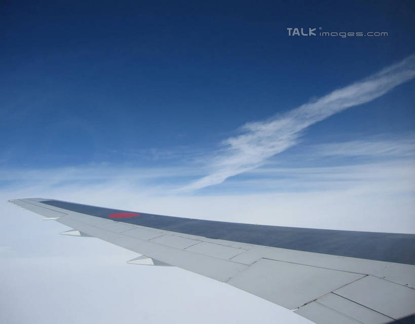 无人,横图,俯视,航拍,室外,特写,白天,飞机,飞翔,阴影,飞行,光线,影子,云,云朵,机翼,交通,翱翔,云彩,航空,飞,蓝色,白云,蓝天,天空,阳光,交通工具,天,运输,一架,晴朗,客机,鸟瞰,载具,晴空,彩图,高角度拍摄,shslj1