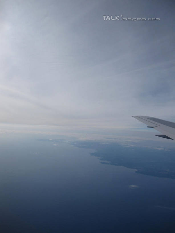 无人,竖图,俯视,航拍,室外,特写,白天,飞机,飞翔,阴影,飞行,光线,影子,云,云朵,机翼,交通,翱翔,云彩,航空,飞,蓝色,白云,蓝天,天空,阳光,交通工具,天,运输,一架,晴朗,客机,鸟瞰,载具,晴空,彩图,高角度拍摄,shslj1