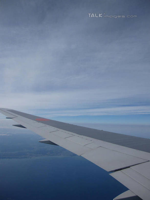 无人,竖图,俯视,航拍,室外,特写,白天,飞机,飞翔,阴影,飞行,光线,影子,云,云朵,机翼,交通,翱翔,云彩,航空,飞,蓝色,白云,蓝天,天空,阳光,交通工具,天,运输,一架,晴朗,客机,鸟瞰,载具,晴空,彩图,高角度拍摄,shslj1