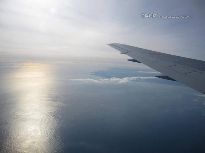 无人,横图,俯视,航拍,室外,特写,白天,飞机,飞翔,阴影,飞行,光线,影子,云,云朵,机翼,交通,翱翔,云彩,航空,飞,蓝色,白云,蓝天,天空,阳光,交通工具,天,运输,一架,晴朗,客机,鸟瞰,载具,晴空,彩图,高角度拍摄,shslj1