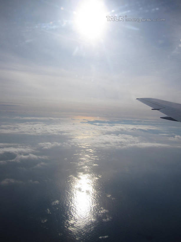 无人,竖图,俯视,航拍,室外,特写,白天,飞机,飞翔,阴影,飞行,光线,影子,云,云朵,机翼,交通,翱翔,云彩,航空,飞,蓝色,白云,蓝天,天空,阳光,交通工具,天,运输,一架,晴朗,客机,鸟瞰,载具,晴空,彩图,高角度拍摄,shslj1