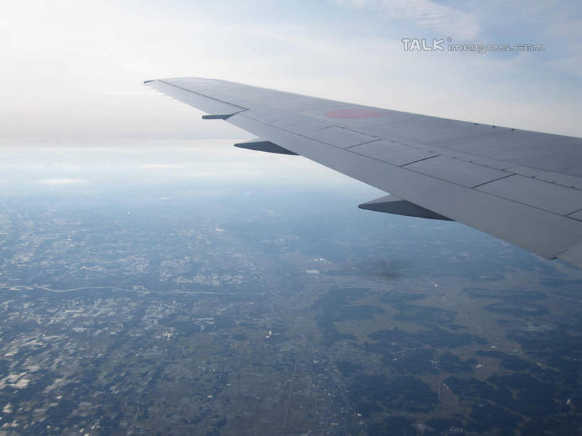 无人,家,横图,俯视,航拍,室外,白天,旅游,度假,美景,植物,城市风光,城市,飞机,建筑,飞翔,阴影,飞行,光线,影子,房屋,屋子,景观,云,云朵,公寓,机翼,交通,翱翔,云彩,娱乐,航空,建设,飞,洋房,楼房,住宅,树,树木,蓝色,绿色,白云,蓝天,天空,阳光,自然,交通工具,天,享受,休闲,景色,放松,运输,一架,生长,晴朗,成长,客机,鸟瞰,载具,晴空,彩图,高角度拍摄,房子,shslj1
