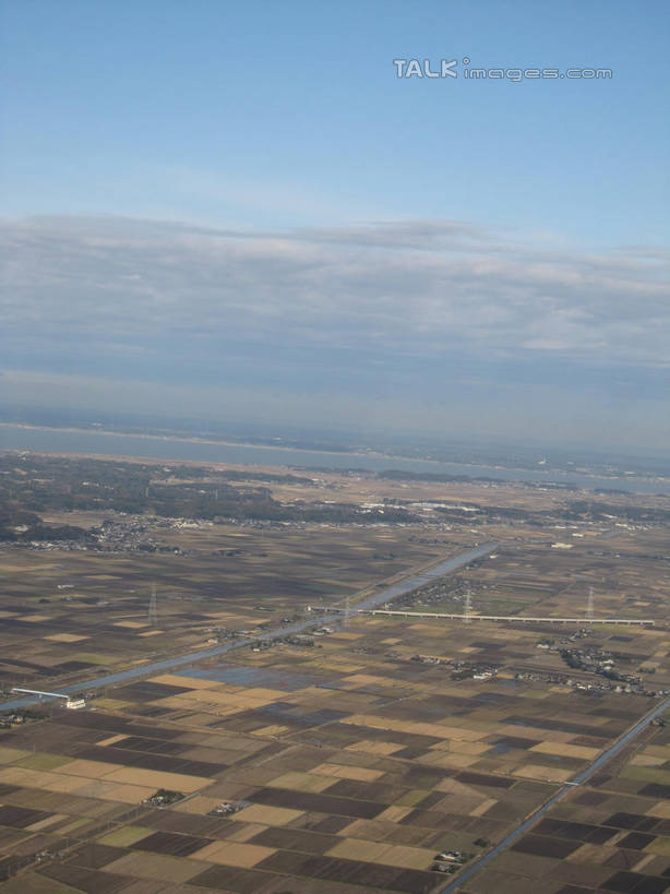 无人,家,农田,竖图,俯视,航拍,室外,白天,旅游,度假,庄稼,农作物,美景,植物,城市风光,城市,建筑,阴影,光线,影子,房屋,屋子,景观,云,云朵,公寓,云彩,娱乐,建设,洋房,楼房,住宅,树,树木,蓝色,绿色,白云,蓝天,天空,阳光,自然,天,享受,休闲,景色,放松,生长,晴朗,成长,鸟瞰,晴空,彩图,高角度拍摄,耕地,庄稼田,房子,shslj1