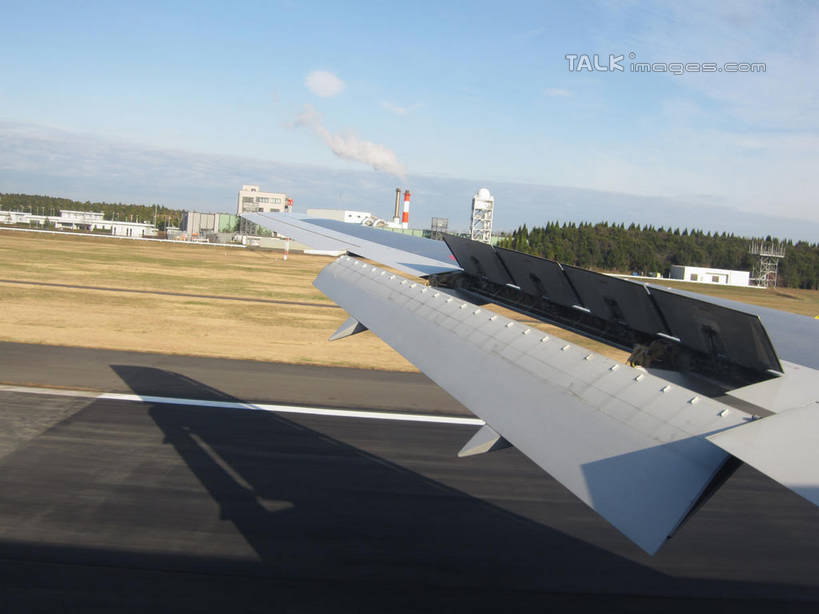 无人,机场,横图,室外,白天,正面,草地,草坪,植物,道路,飞机,飞机场,路,公路,阴影,光线,影子,云,云朵,分界线,机翼,停车线,交通,云彩,航空,草,树,树木,蓝色,绿色,白云,蓝天,天空,阳光,自然,停机坪,交通工具,天,运输,一架,生长,晴朗,成长,车行道,车行道分界线,客机,载具,标线,车行线,晴空,马路,彩图,shslj1