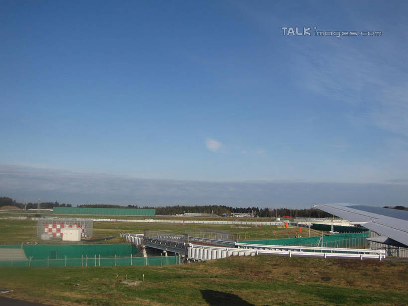 无人,机场,横图,室外,白天,正面,草地,草坪,植物,道路,飞机,飞机场,路,公路,阴影,光线,影子,云,云朵,分界线,机翼,停车线,交通,云彩,航空,草,树,树木,蓝色,绿色,白云,蓝天,天空,阳光,自然,停机坪,交通工具,天,运输,一架,生长,晴朗,成长,车行道,车行道分界线,客机,载具,标线,车行线,晴空,马路,彩图,shslj1