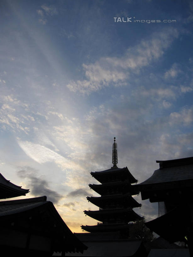 无人,家,竖图,室外,白天,仰视,旅游,度假,名胜古迹,标志建筑,地标,建筑,阴影,遗迹,光线,影子,房屋,屋子,云,云朵,塔,背光,云彩,古迹,文物,娱乐,建设,古建筑,宝塔,楼房,佛塔,住宅,蓝色,白云,蓝天,天空,阳光,天,享受,休闲,旅游胜地,放松,晴朗,逆光,古文明,浮图,浮屠,晴空,彩图,低角度拍摄,房子,塔婆,浮图塔,浮头,佛图,shslj1