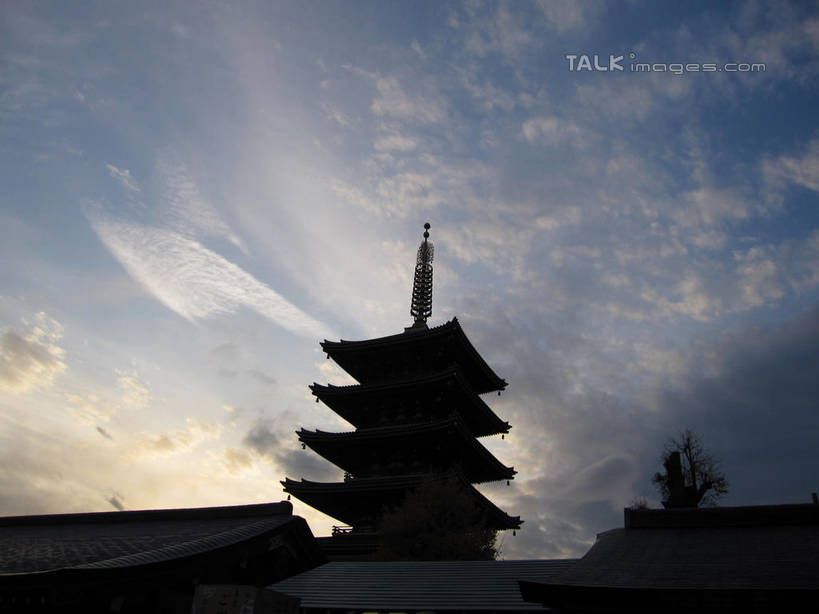 无人,家,横图,室外,白天,仰视,旅游,度假,名胜古迹,植物,标志建筑,地标,建筑,阴影,遗迹,光线,影子,房屋,屋子,云,云朵,塔,背光,云彩,古迹,文物,娱乐,建设,古建筑,宝塔,楼房,佛塔,住宅,树,树木,蓝色,绿色,白云,蓝天,天空,阳光,自然,天,享受,休闲,旅游胜地,放松,生长,晴朗,成长,逆光,古文明,浮图,浮屠,晴空,彩图,低角度拍摄,房子,塔婆,浮图塔,浮头,佛图,shslj1