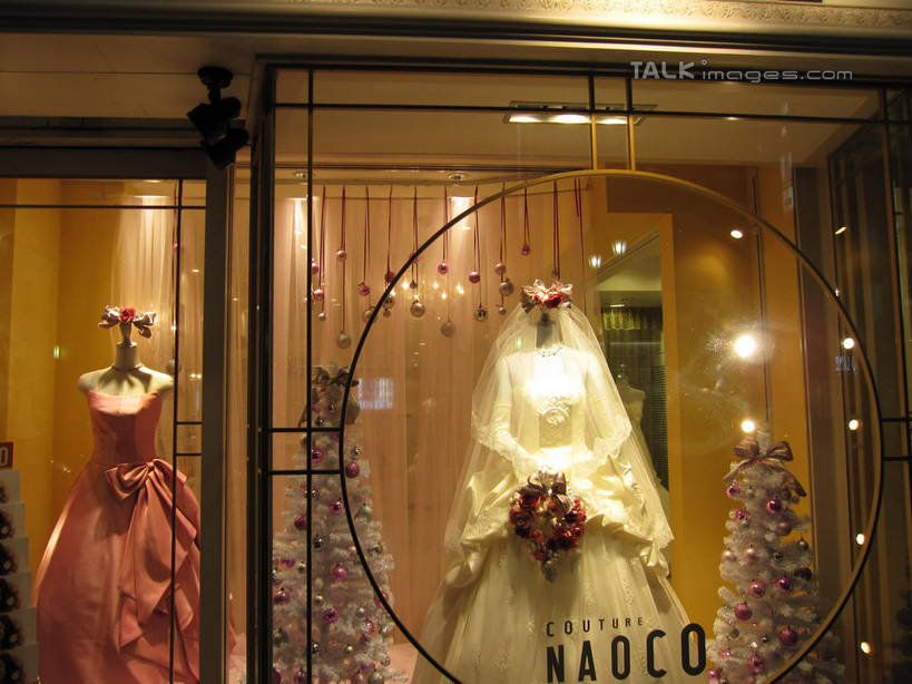 无人,商店,横图,室外,夜晚,正面,婚纱,购物,度假,消费,美景,植物,窗户,落地窗,城市风光,超市,城市,橱窗,商场,照明,东京,日本,圣诞节,亚洲,阴影,头纱,节日,庆祝,装饰,盛开,光线,彩灯,挂饰,捧花,人造模特,手捧花,影子,景观,灯光,圣诞树,圣诞球,中央区,花蕾,文化,娱乐,玻璃窗,灯,球,花,花瓣,花朵,鲜花,树,树木,绿色,自然,灯具,花束,花苞,花蕊,庆典,享受,休闲,球体,银座,景色,放松,金融,百货,花灯,生长,成长,道具,纪念,华丽,修饰,照亮,点缀,照明设备,选购,贸易,圣诞灯,百货公司,东亚,服装模特,模特道具,玻璃橱窗,本州,时装道具,展示道具,服装模特道具,陈列道具,关东地方,本州岛,日本国,东京都,衬托,美观,雅致,雅观,血拼,婚礼捧花,彩图,婚礼服,礼服,购物商场,购物中心,商业中心,婚礼头纱,shslj1