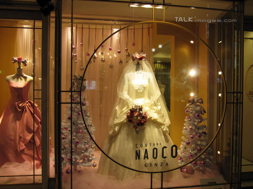 无人,商店,横图,室外,夜晚,正面,婚纱,购物,度假,消费,美景,植物,窗户,落地窗,城市风光,超市,城市,橱窗,商场,照明,东京,日本,圣诞节,亚洲,阴影,头纱,节日,庆祝,装饰,盛开,光线,彩灯,挂饰,捧花,人造模特,手捧花,影子,景观,灯光,圣诞树,圣诞球,中央区,花蕾,文化,娱乐,玻璃窗,灯,球,花,花瓣,花朵,鲜花,树,树木,绿色,自然,灯具,花束,花苞,花蕊,庆典,享受,休闲,球体,银座,景色,放松,金融,百货,花灯,生长,成长,道具,纪念,华丽,修饰,照亮,点缀,照明设备,选购,贸易,圣诞灯,百货公司,东亚,服装模特,模特道具,玻璃橱窗,本州,时装道具,展示道具,服装模特道具,陈列道具,关东地方,本州岛,日本国,东京都,衬托,美观,雅致,雅观,血拼,婚礼捧花,彩图,婚礼服,礼服,购物商场,购物中心,商业中心,婚礼头纱,shslj1