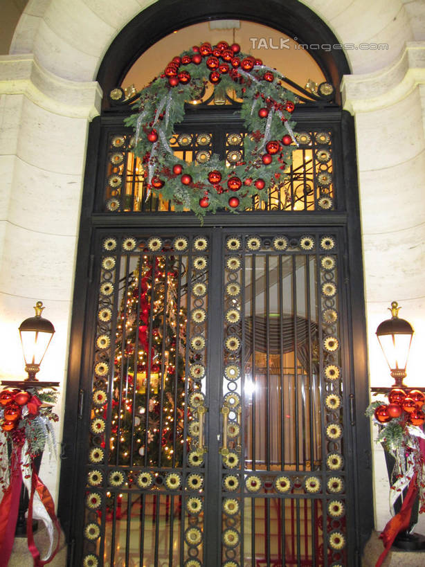 无人,商店,竖图,室外,夜晚,正面,购物,度假,消费,美景,门,城市风光,超市,城市,商场,照明,东京,日本,圣诞节,亚洲,阴影,节日,庆祝,装饰,光线,壁灯,花环,影子,景观,灯光,中央区,文化,娱乐,灯,灯具,门框,庆典,享受,休闲,银座,景色,放松,金融,百货,纪念,华丽,修饰,圣诞花环,照亮,点缀,照明设备,选购,贸易,百货公司,东亚,本州,关东地方,本州岛,日本国,东京都,衬托,美观,雅致,雅观,血拼,圣诞圈,彩图,购物商场,购物中心,商业中心,shslj1