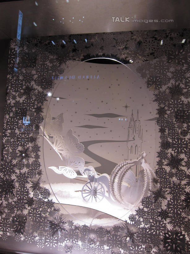 无人,商店,竖图,室外,夜晚,正面,购物,度假,消费,美景,窗户,落地窗,城市风光,超市,城市,橱窗,商场,照明,东京,日本,亚洲,阴影,艺术,光线,彩灯,影子,纸艺,手工艺品,景观,灯光,中央区,文化,娱乐,玻璃窗,灯,纸制品,工艺品,剪纸,灯具,享受,休闲,银座,景色,放松,金融,百货,花灯,照亮,高雅,照明设备,选购,贸易,百货公司,东亚,玻璃橱窗,本州,关东地方,本州岛,日本国,东京都,自信心,品位,血拼,剪画,刻纸,彩图,购物商场,购物中心,商业中心,shslj1