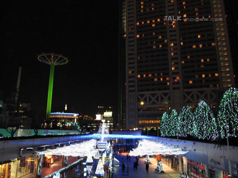 无人,高楼大厦,商店,横图,室外,夜晚,仰视,购物,度假,消费,美景,水,植物,城市风光,超市,城市,大厦,建筑,摩天大楼,喷泉,商场,照明,东京,日本,圣诞节,亚洲,阴影,飞溅,节日,庆祝,溅,光线,彩灯,液体,影子,景观,水滴,灯光,圣诞树,中央区,文化,娱乐,灯,水珠,树,树木,绿色,自然,灯具,楼宇,品味,庆典,享受,休闲,银座,景色,放松,金融,百货,花灯,生长,成长,纪念,照亮,照明设备,喷洒,水景,选购,贸易,圣诞灯,百货公司,东亚,本州,关东地方,本州岛,日本国,东京都,美观,血拼,设计,彩图,低角度拍摄,大楼,高层建筑,高楼,购物商场,购物中心,摩天楼,商业中心,shslj1