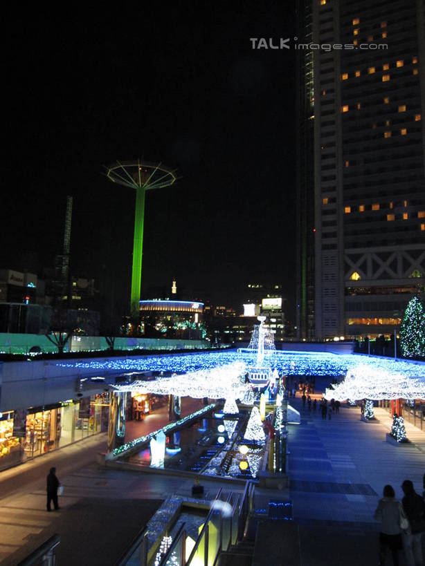 无人,高楼大厦,商店,竖图,室外,夜晚,仰视,购物,度假,消费,美景,水,植物,城市风光,超市,城市,大厦,建筑,摩天大楼,喷泉,商场,照明,东京,日本,圣诞节,亚洲,阴影,飞溅,节日,庆祝,溅,光线,彩灯,液体,影子,景观,水滴,灯光,圣诞树,中央区,文化,娱乐,灯,水珠,树,树木,绿色,自然,灯具,楼宇,品味,庆典,享受,休闲,银座,景色,放松,金融,百货,花灯,生长,成长,纪念,照亮,照明设备,喷洒,水景,选购,贸易,圣诞灯,百货公司,东亚,本州,关东地方,本州岛,日本国,东京都,美观,血拼,设计,彩图,低角度拍摄,大楼,高层建筑,高楼,购物商场,购物中心,摩天楼,商业中心,shslj1