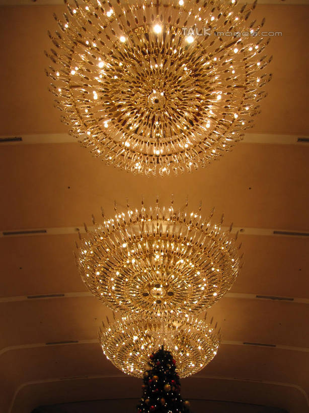 无人,商店,竖图,室内,夜晚,仰视,购物,度假,时尚,消费,美景,城市风光,超市,城市,商场,照明,东京,日本,亚洲,阴影,光线,影子,景观,灯光,水晶,中央区,娱乐,吊灯,水晶灯,灯,灯具,享受,休闲,银座,景色,放松,金融,百货,华丽,照亮,照明设备,高贵,水晶吊灯,选购,贸易,百货公司,东亚,本州,关东地方,本州岛,日本国,东京都,血拼,水晶制品,富丽,华美,彩图,低角度拍摄,购物商场,购物中心,商业中心,水晶石,shslj1